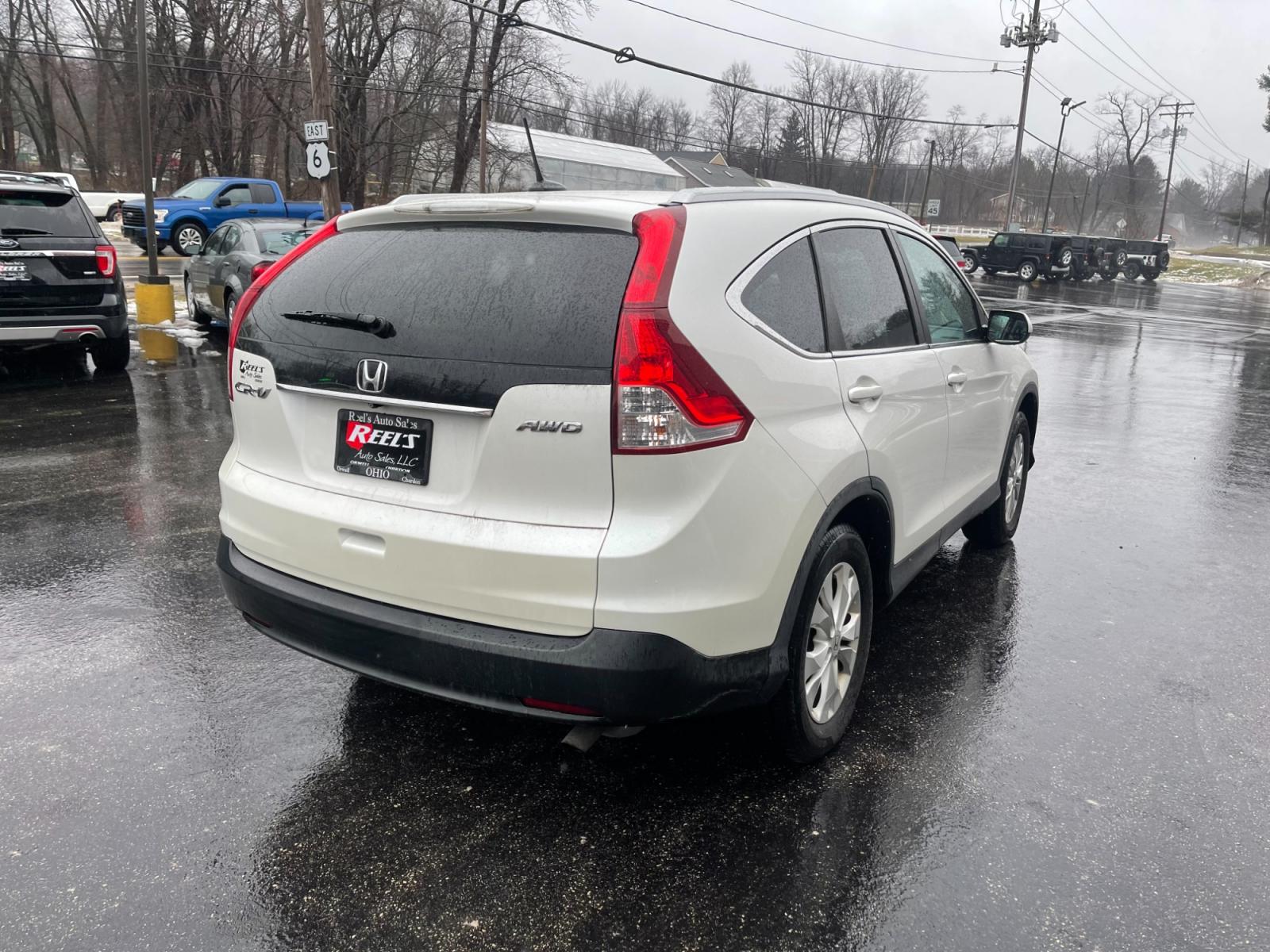 2013 White /Black Honda CR-V EX-L 4WD 5-Speed AT (5J6RM4H71DL) with an 2.4L I4 DOHC 16V engine, 5-Speed Automatic transmission, located at 11115 Chardon Rd. , Chardon, OH, 44024, (440) 214-9705, 41.580246, -81.241943 - This 2013 Honda CR-V EX-L AWD boasts a reliable 2.4L engine paired with a 5-speed automatic transmission, catering to drivers seeking both efficiency and all-wheel-drive capability. Its single-owner status may reassure potential buyers about its maintenance history. Luxurious features such as a leat - Photo #7